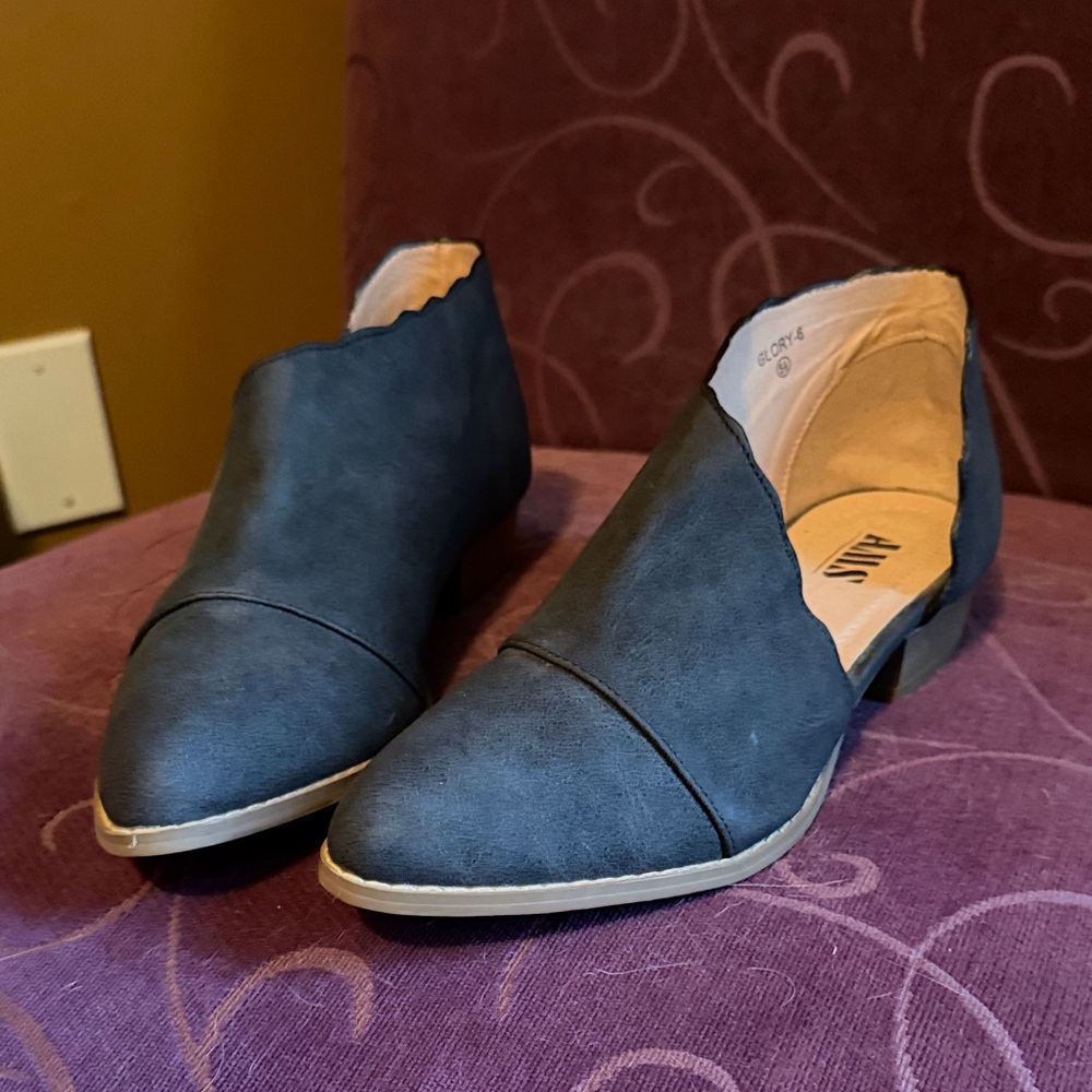 AWS Women's black Scalloped Flats